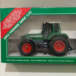 Siku Fendt 926 with beet trailer. Item 3955. 1:32 scale.